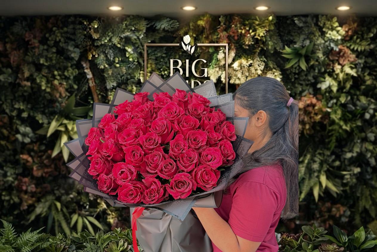 WhatsApp Image 2026-10-10 at 3.05.08 PM (1) Royal 51 Red Luxury Bouquet - Image 1